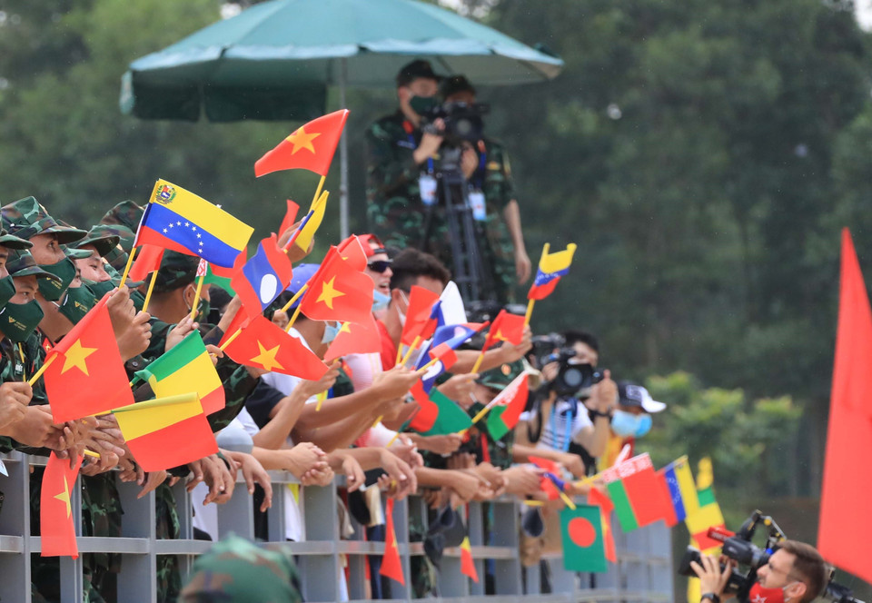 Các cổ động viên Việt Nam tham gia cổ vũ cho các đội thi trong môn thi vùng tai nạn. (Ảnh: Trọng Đức/TTXVN)