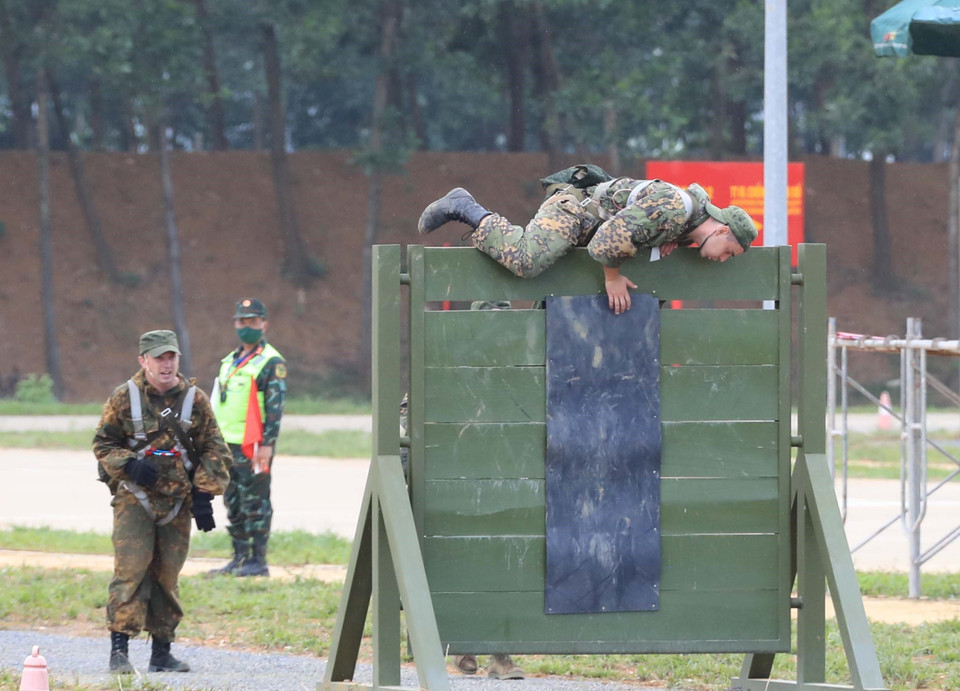  Vượt chướng ngại vật trong môn thi vùng tai nạn của đội Belarus. (Ảnh: Trọng Đức/TTXVN)