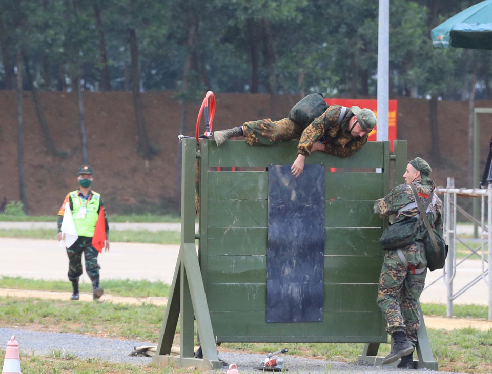 Vượt chướng ngại vật trong môn thi 'vùng tai nạn của Đội Belarus. (Ảnh: Trọng Đức/TTXVN)