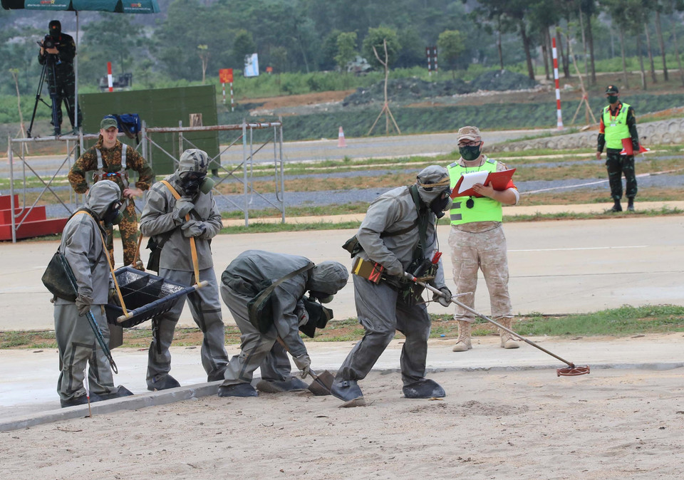 Tình huống rà phá bom mìn của Đội tuyển quân sự Belarus trong môn thi vùng tai nạn. (Ảnh: Trọng Đức/TTXVN)