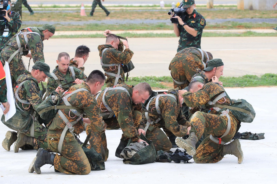 Đội tuyển quân sự Belarus trong môn thi vùng tai nạn. (Ảnh: Trọng Đức/TTXVN)