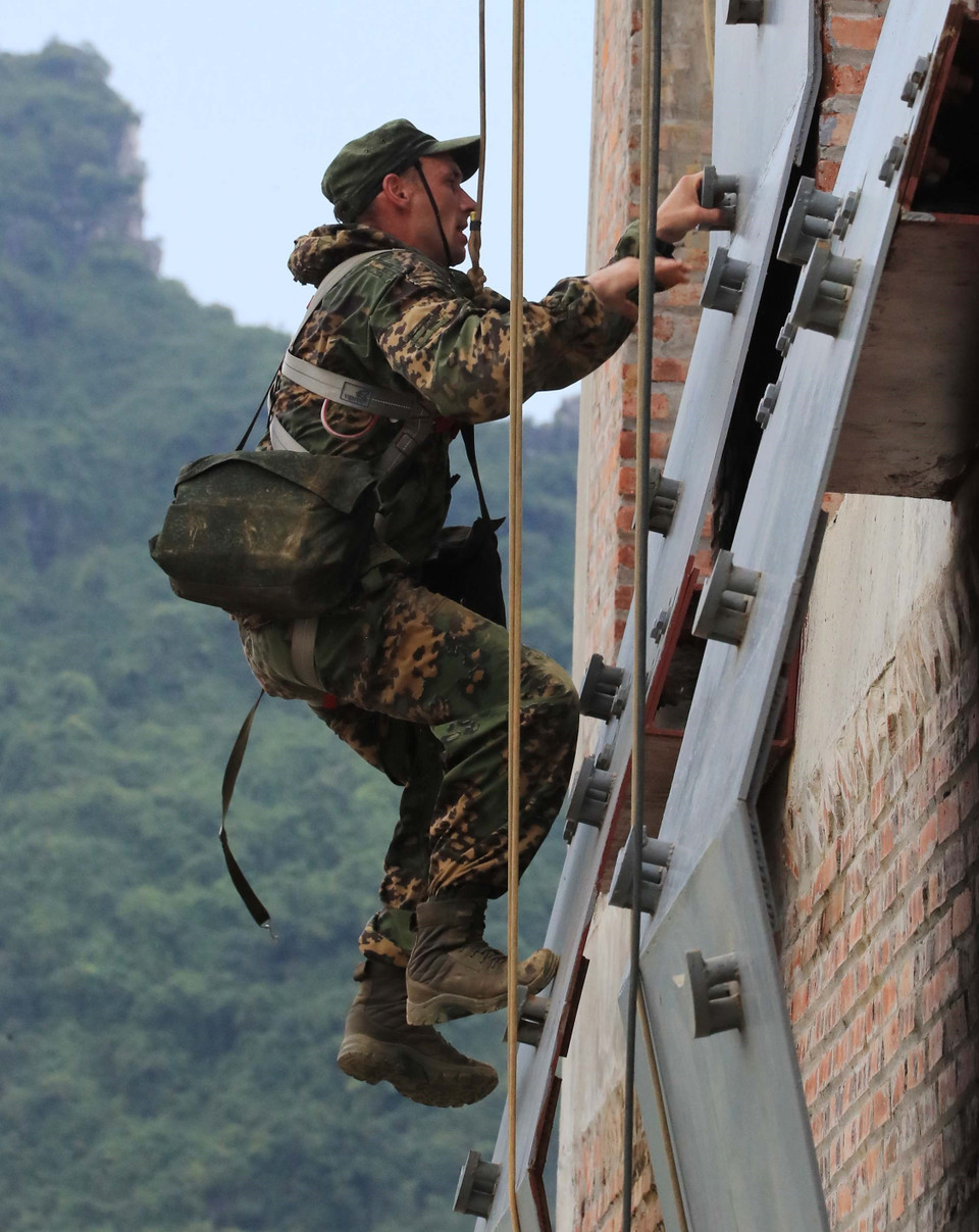 Tình huống vượt chướng ngại vật của Đội tuyển quân sự Belarus trong môn thi vùng tai nạn. (Ảnh: Trọng Đức/TTXVN)