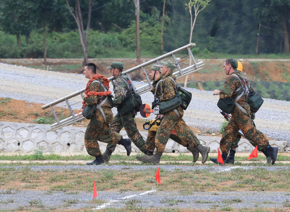 Đội tuyển quân sự Belarus trong môn thi vùng tai nạn. (Ảnh: Trọng Đức/TTXVN)