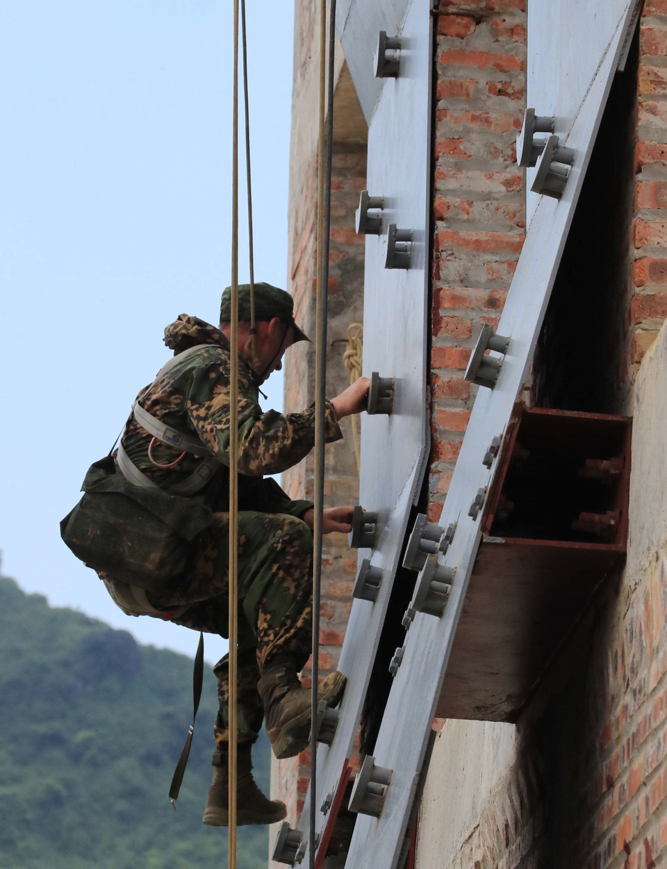 Tình huống vượt chướng ngại vật của Đội tuyển quân sự Belarus trong môn thi vùng tai nạn. (Ảnh: Trọng Đức/TTXVN)