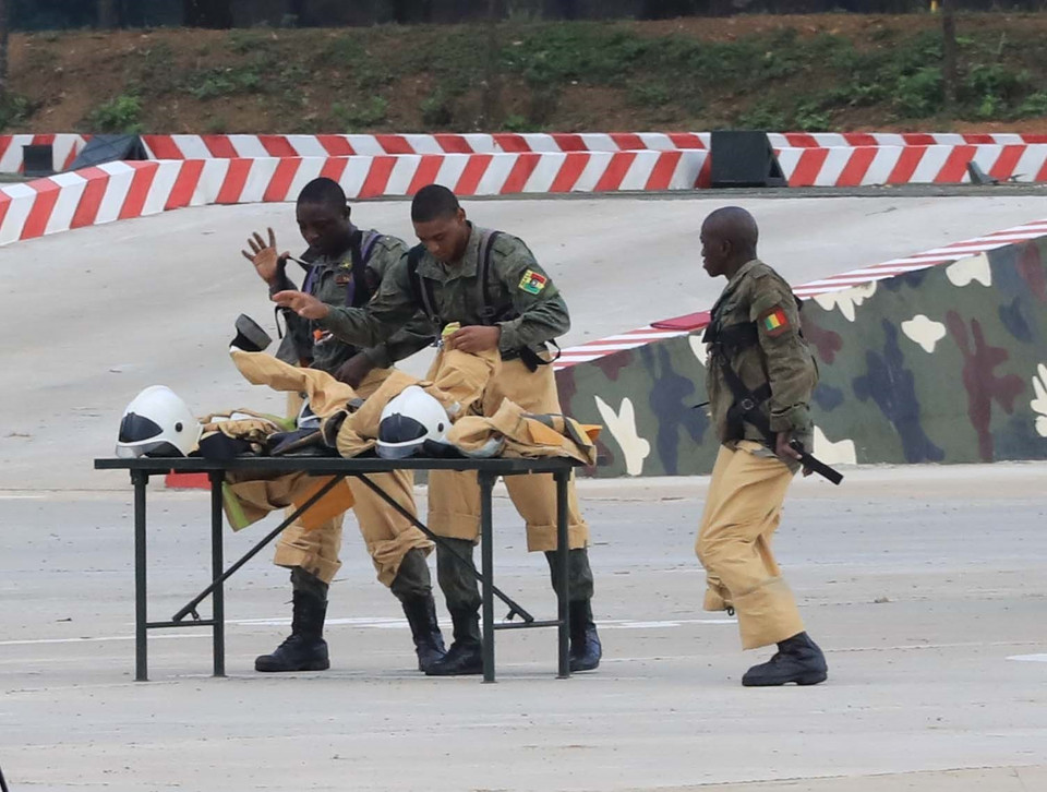 Đội tuyển quân sự Mali trong môn thi ''vùng tai nạn.'' (Ảnh: Trọng Đức/TTXVN)