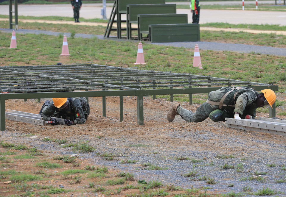 Tình huống vượt chướng ngại vật của Đội tuyển quân sự Mali trong môn thi vùng tai nạn. (Ảnh: Trọng Đức/TTXVN)