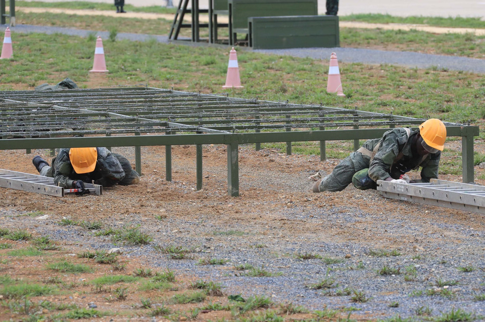 Vượt chướng ngại vật trong môn thi 'vùng tai nạn của đội Mali. (Ảnh: Trọng Đức/TTXVN)