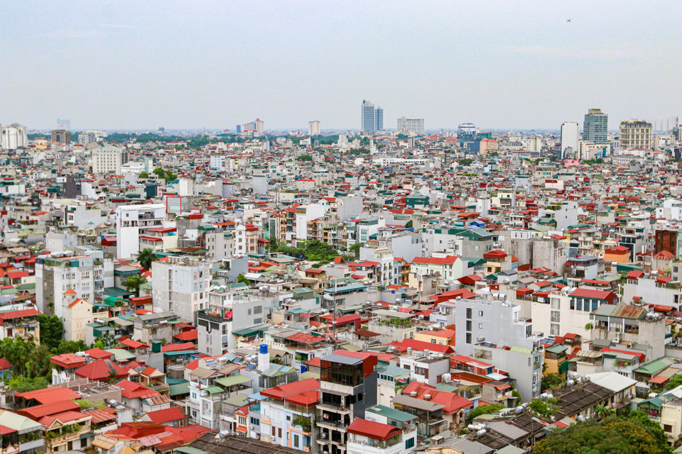 Mặc dù vậy, để tránh xảy ra những vụ việc đáng tiếc, các cơ quan chức năng cần khẩn trương vào cuộc rà soát, kiểm tra sự an toàn của các bồn chứa nước inox đặt trên nóc mái các khu tập thể cũ đồng thời xem xét đẩy nhanh cơ chế, chính sách trong việc nâng cấp, cải tạo, xây mới nhà tập thể cũ ở Hà Nội, bảo đảm an toàn đời sống người dân. (Ảnh: Minh Hiếu/Vietnam+)