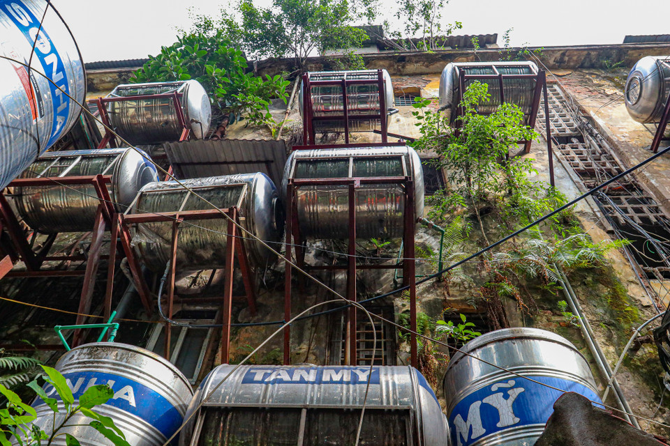 Nếu lắp quá nhiều bồn nước sẽ gây ra tình trạng quá tải, ảnh hưởng đến phần tường chịu lực, khiến cho hàng trăm nghìn "quả bom nước" có thể đổ sập, đe dọa về tính mạng, tài sản của người dân, đặc biệt là trong thời điểm đang mùa mưa bão. (Ảnh: Minh Hiếu/Vietnam+)