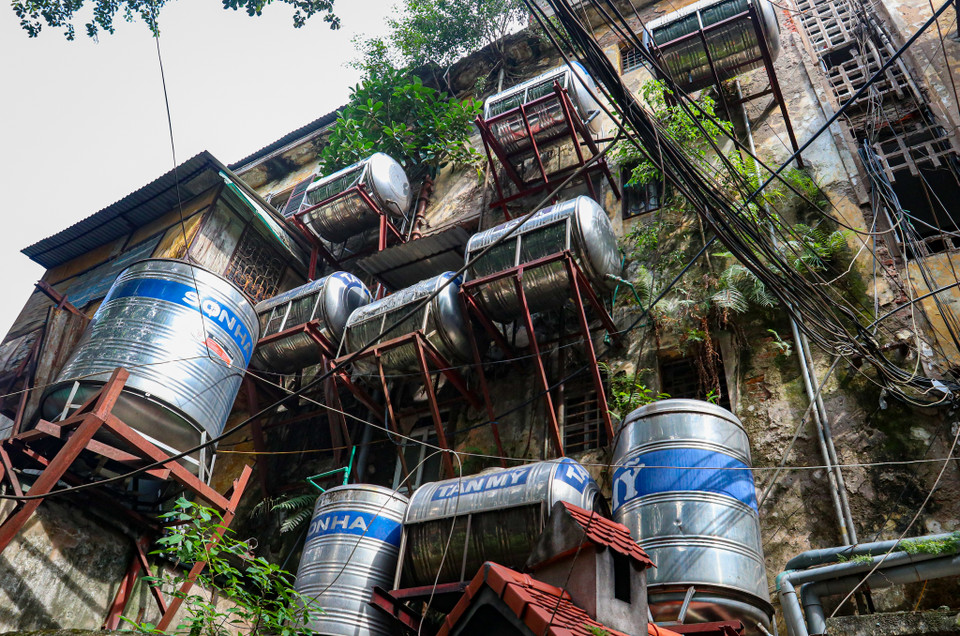 Các bồn nước thường có dung tích từ 500-1.500 lít, được gia cố bằng các khung sắt. (Ảnh: Minh Hiếu/Vietnam+)