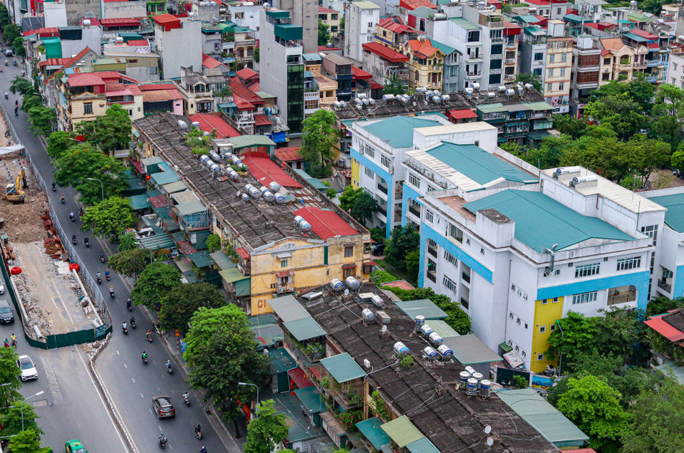 Mặc dù việc làm này có thể ảnh hưởng xấu đến tuổi thọ của các khu nhà, gây mất an toàn các hộ dân song hiện chưa có biện pháp nào giải quyết triệt để. (Ảnh: Minh Hiếu/Vietnam+)