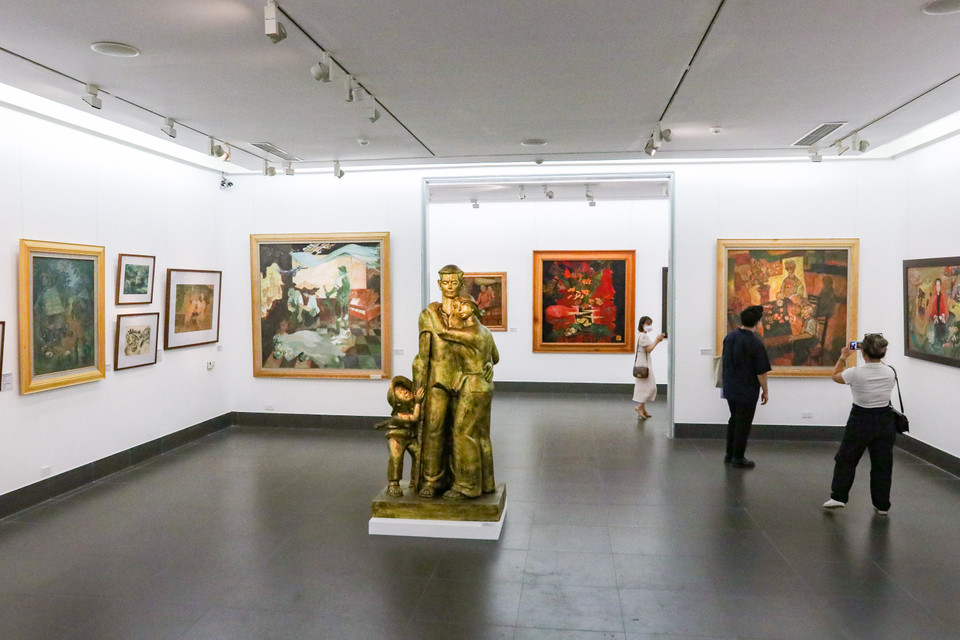 Sáng nay (20/7) tại Bảo tàng Mỹ thuật Việt Nam (Nguyễn Thái Học, quận Ba Đình, Hà Nội) đã khai mạc Triển lãm 'Còn mãi với thời gian.' Triển lãm do Bảo tàng Mỹ thuật Việt Nam phối hợp cùng Bảo tàng Lịch sử Quân sự Việt Nam tổ chức, nhân kỷ niệm 75 năm ngày Thương binh Liệt sỹ (27/7/1947 - 27/7/2022). (Ảnh: Minh Hiếu/Vietnam+)