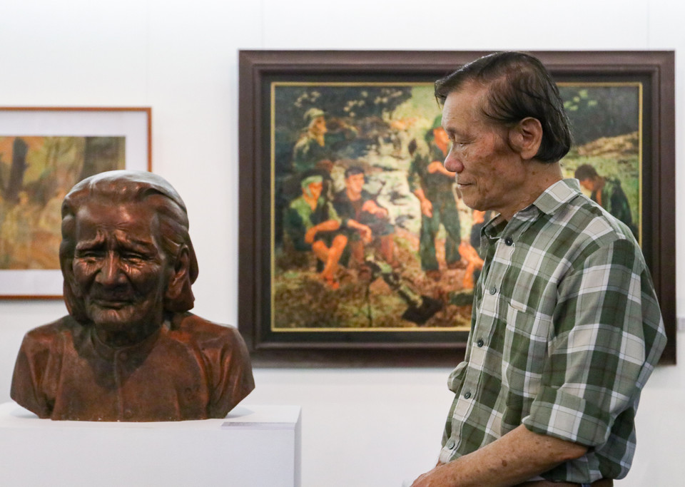 Ông Phạm Nguyên Hùng (Chương Dương, Hoàn Kiếm) xúc động như nhìn thấy được cả một giai đoạn lịch sử của dân tộc, thấy được sự tàn phá khốc liệt của chiến tranh qua các tác phẩm được trưng bày tại triển lãm. Ông đánh giá các tác phẩm dù nhiều phong cách và cách nhìn khác nhau nhưng đều thể hiện được đời sống và hình tượng người lính lạc quan trong thời chiến. (Ảnh: Minh Hiếu/Vietnam+)