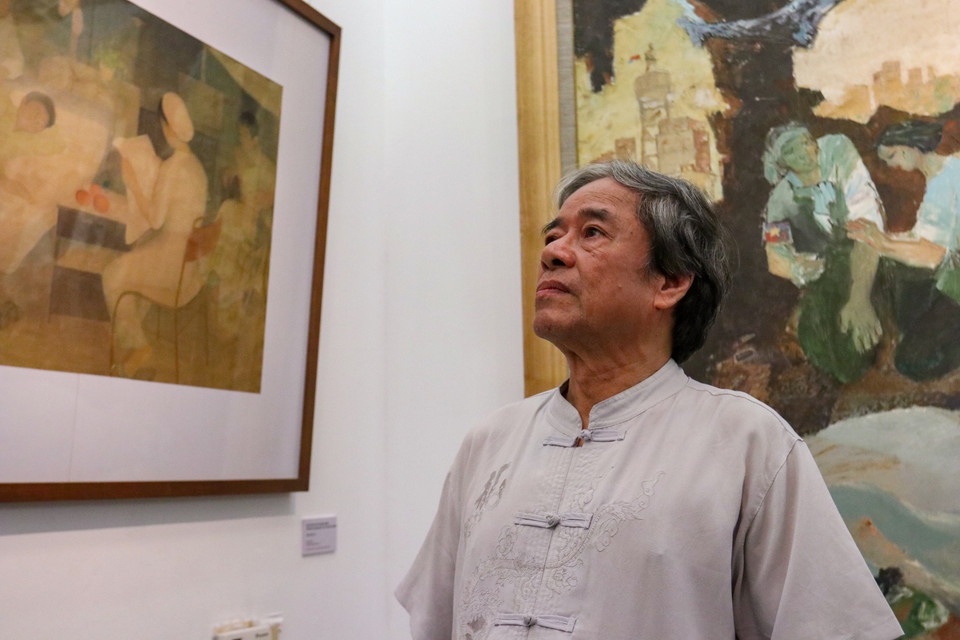 Mặc dù là một người bác sỹ nhưng niềm đam mê với hội họa vẫn luôn sôi sục trong ông Hải. Ông đã cho ra đời hàng trăm tác phẩm về thời chiến và tham dự các triển lãm lớn trên cả nước. (Ảnh: Minh Hiếu/Vietnam+)
