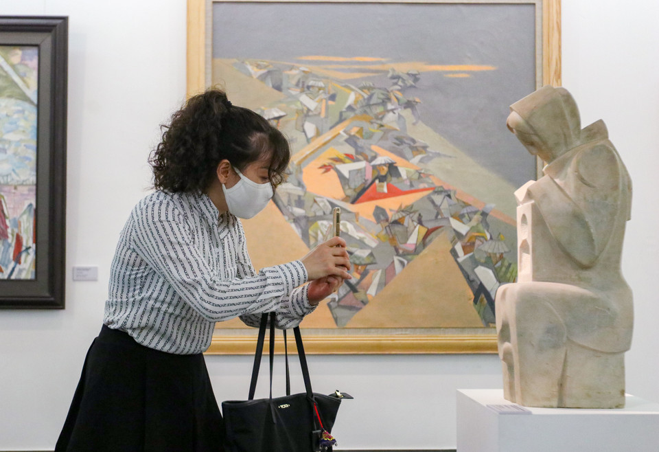 Với sự đa dạng về thể loại và chất liệu, Triển lãm 'Còn mãi với thời gian' mong muốn đưa người xem hồi tưởng về một thời quá khứ hào hùng đã qua nhưng mãi được trân trọng và ghi nhớ. (Ảnh: Minh Hiếu/Vietnam+)