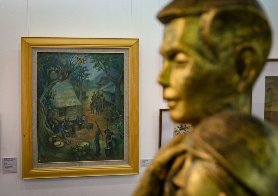 “Triển lãm ‘Còn mãi với thời gian’ là dịp để các họa sĩ bày tỏ quan điểm trân trọng hòa bình, nhớ ơn những người đã anh dũng hy sinh để mang lại cuộc sống bình yên, tươi đẹp cho chúng ta ngày hôm nay. Đây cũng là dịp để mỗi chúng ta tri ân tới những thế hệ họa sỹ, nhà điêu khắc đã tham gia kháng chiến và vẫn còn mang trên mình vết thương do chiến tranh để lại,” ông Nguyễn Anh Minh, giám đốc Bảo tàng Mỹ thuật Việt Nam cho biết. (Ảnh: Minh Hiếu/Vietnam+)