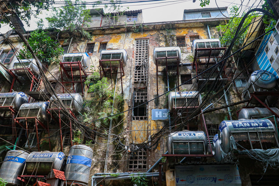 Những bồn nước treo chênh vênh trên bề mặt tường tại khu tập thể Nguyễn Công Trứ (quận Hai Bà Trưng). (Ảnh: Minh Hiếu/Vietnam+)