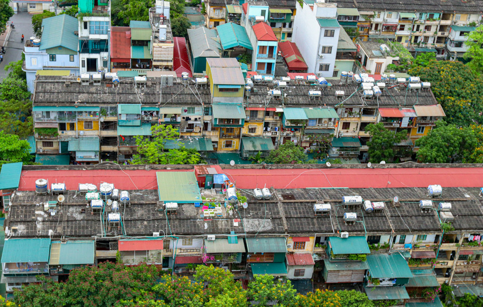 Những bồn nước inox dùng để cung cấp nước sinh hoạt cho người dân với đủ mọi kích cỡ, lắp đặt không theo bất cứ quy định cụ thể nào. (Ảnh: Minh Hiếu/Vietnam+)