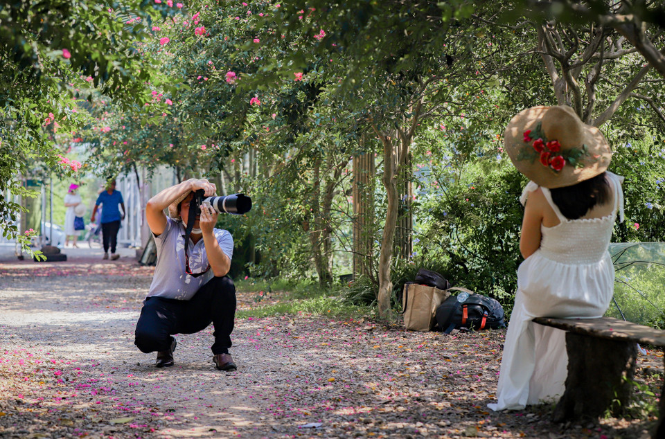 Vé vào cổng tại đây có giá 50.000 đồng/lượt. Ngoài ra, công viên còn cung cấp các dịch vụ khác như cho thuê trang phục, đạo cụ và các phương tiện như xe đạp, thuyền... với giá dao động từ 20.000-50.000 đồng. Thậm chí, địa điểm này còn có sẵn các nhiếp ảnh gia nếu du khách có nhu cầu thuê chụp. (Ảnh: Minh Hiếu/Vietnam+)