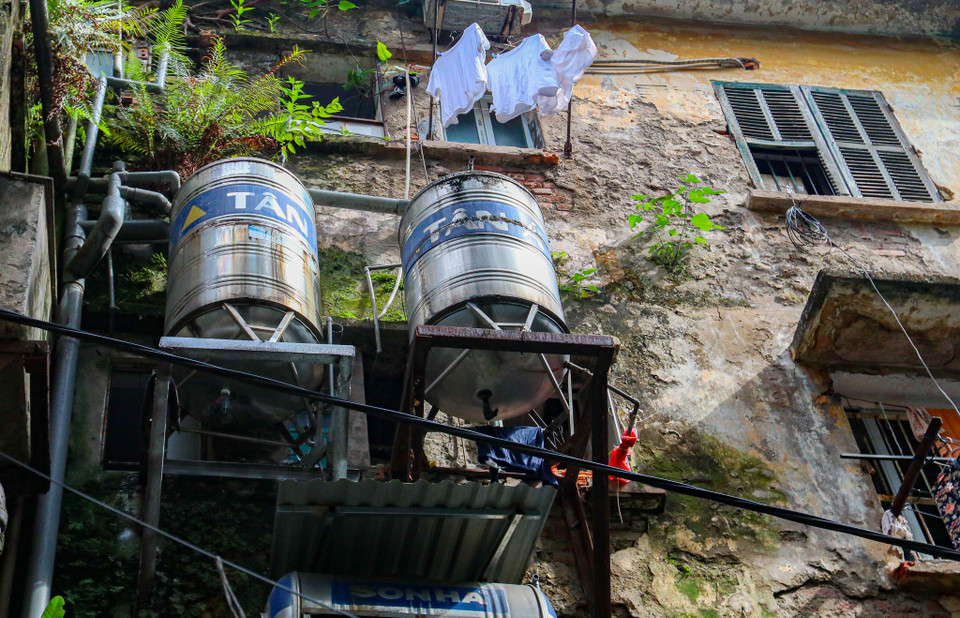 Qua thời gian, dưới tác động trực tiếp của yếu tố thời tiết, các khung sắt đều có thể hoen gỉ, tiềm ẩn nguy cơ nứt gãy. (Ảnh: Minh Hiếu/Vietnam+)