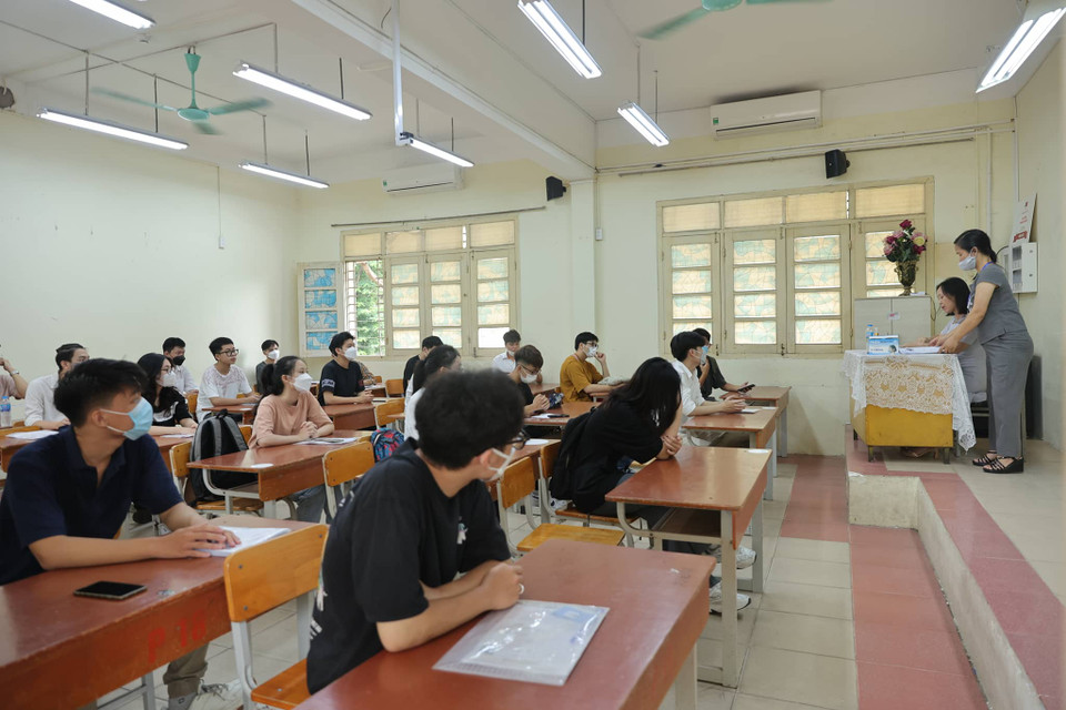 Trong buổi làm thủ tục dự thi, thí sính sẽ nhận phòng thi, được cán bộ coi thi phổ biến quy chế thi, rà soát lại thông tin cá nhân như ngày tháng năm sinh, số báo danh… Nếu phát hiện sai sót, thí sinh phải báo ngay cho cán bộ coi thi để kịp thời sửa đổi, bổ sung. (Ảnh: Hoài Nam/Vietnam+) 