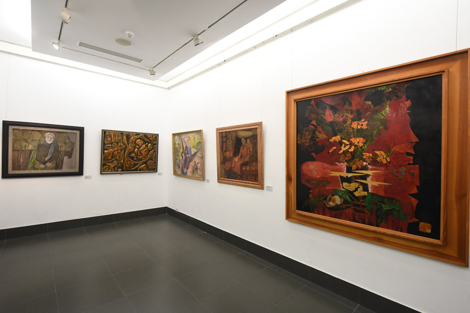 Theo đó, 69 tác phẩm mỹ thuật của 62 tác giả được lựa chọn tại triển lãm thể hiện những góc nhìn chân thực về hình tượng người chiến sĩ, những ký ức không quên về các cuộc chiến tranh… để thể hiện lòng tri ân đối với những người mẹ Việt Nam anh hùng, những dân quân, y sĩ, bác sĩ và rất nhiều những tấm gương bình dị đã lặng lẽ dâng hiến tuổi thanh xuân, góp phần vào thắng lợi chung của dân tộc. (Ảnh: Minh Hiếu/Vietnam+)