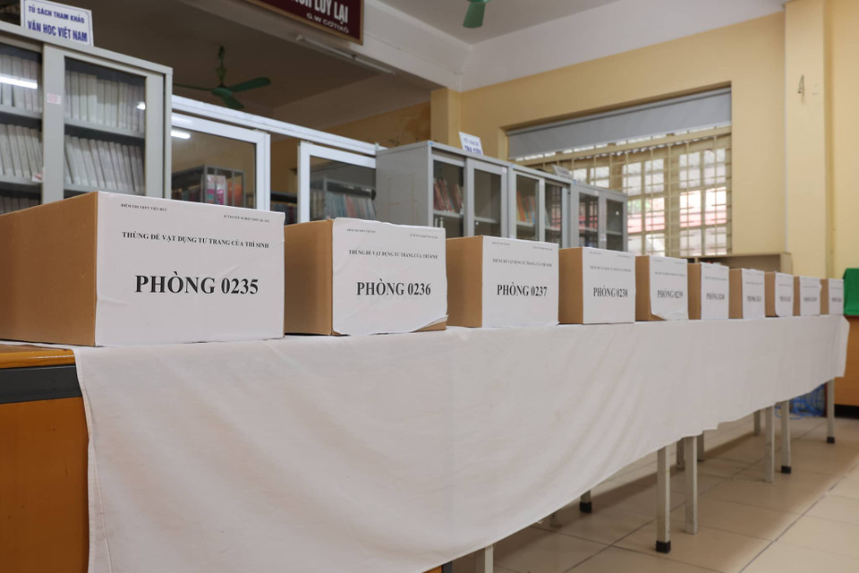 Tại điểm thi bố trí riêng một phòng để đồ của thí sinh, tách biệt với khu vực phòng thi với khoảng cách là 25m. (Ảnh: Hoài Nam/Vietnam+) 