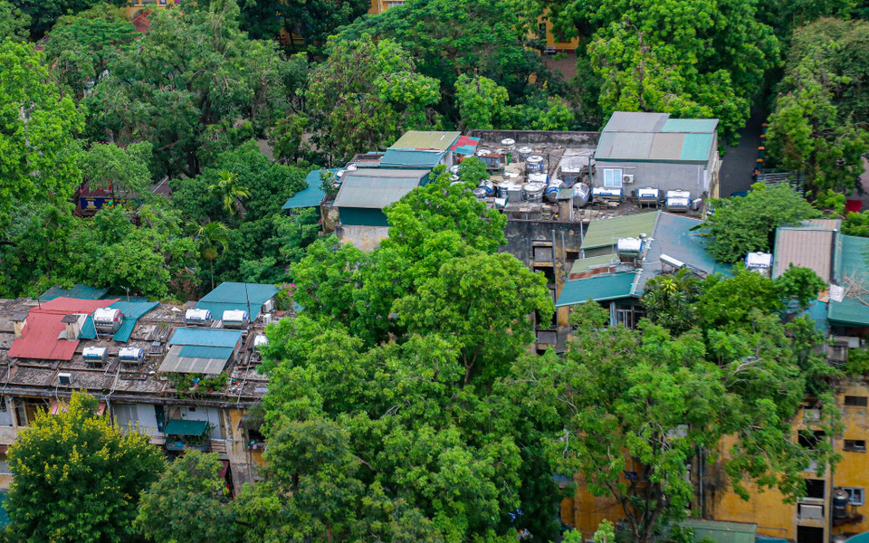 Đa số là các hộ dân tự ý đưa lên, dù nó ảnh hưởng trực tiếp tới kết cấu ngôi nhà như gây nguy cơ nứt, gãy, sụt lún... Vì vậy những chiếc bồn nước inox tự phát này còn được mệnh danh là những...‘quả bom nước.’ (Ảnh: Minh Hiếu/Vietnam+)