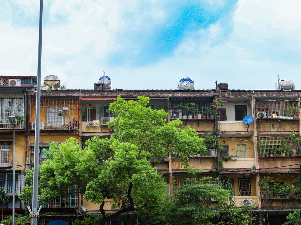 Đối với những hộ dân sinh sống ở khu tập thể cũ thì việc tìm vị trí cho những bồn nước inox rất khó khăn. Vì vậy, họ thường đặt trên thượng tầng bởi vừa tiết kiệm không gian mà lực nước từ trên dồn xuống mạnh hơn… (Ảnh: Minh Hiếu/Vietnam+)