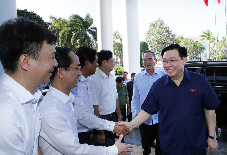 Chủ tịch Quốc hội Vương Đình Huệ với các đồng chí trong Ban Thường vụ Tỉnh ủy Bạc Liêu. (Ảnh: Nhan Sáng/TTXVN)