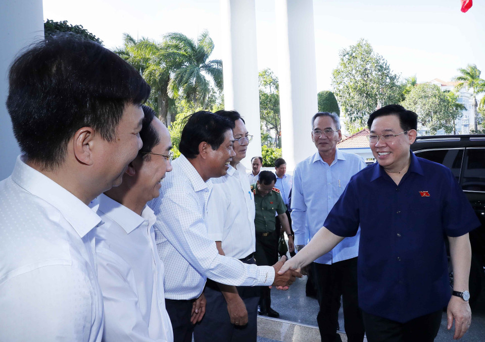 Chủ tịch Quốc hội Vương Đình Huệ với các đồng chí trong Ban Thường vụ Tỉnh ủy Bạc Liêu. (Ảnh: Nhan Sáng/TTXVN)