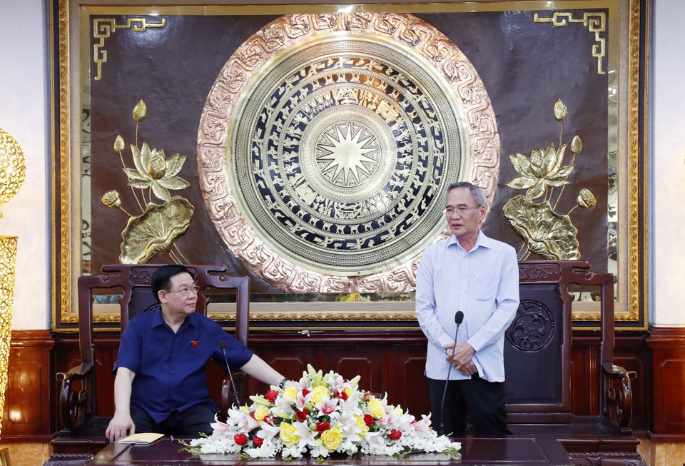 Bí thư Tỉnh ủy Bạc Liêu Lữ Văn Hùng báo cáo với Chủ tịch Quốc hội Vương Đình Huệ. (Ảnh: Nhan Sáng/TTXVN)