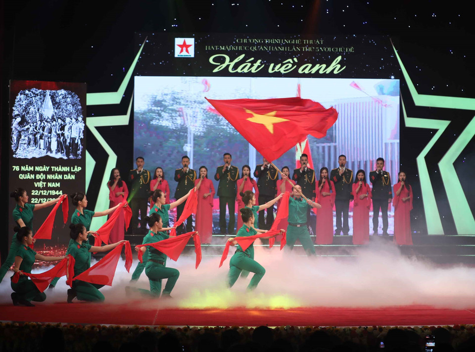 Liên khúc hát múa 'Đoàn vệ quốc quân - Tiến bước dưới quân kỳ' mở màn chương trình. (Ảnh: Thanh Tùng/TTXVN)