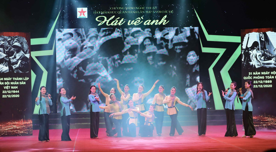 Bài hát 'Xuân chiến khu' được biểu diễn trong chương trình. (Ảnh: Thanh Tùng/TTXVN)