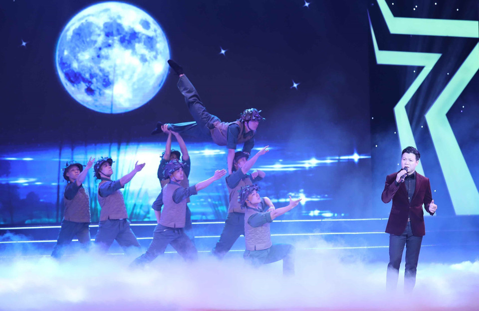 Ca khúc 'Tình đồng chí' được biểu diễn trong chương trình. (Ảnh: Thanh Tùng/TTXVN)