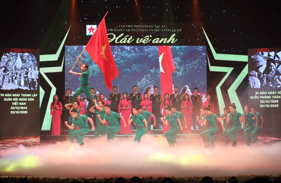 Liên khúc hát múa 'Đoàn vệ quốc quân - Tiến bước dưới quân kỳ' mở màn chương trình. (Ảnh: Thanh Tùng/TTXVN)