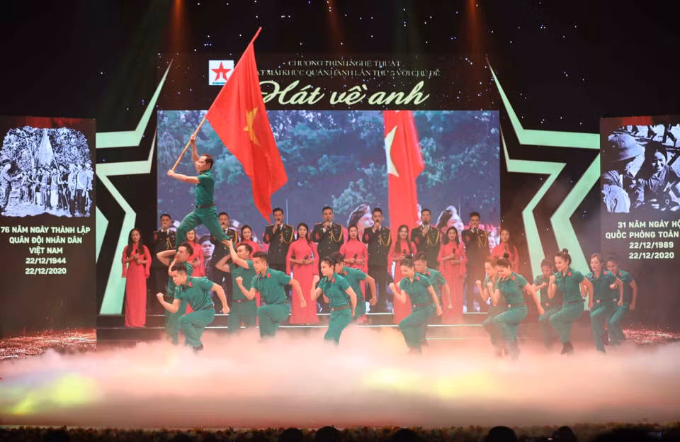 Liên khúc hát múa 'Đoàn vệ quốc quân - Tiến bước dưới quân kỳ' mở màn chương trình. (Ảnh: Thanh Tùng/TTXVN)