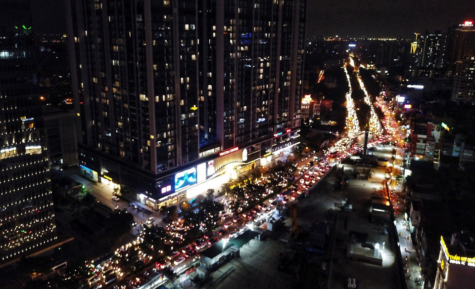 Tại tuyến đường Kim Mã, hàng xe nối dài mấy km vì tắc đường (Ảnh chụp lúc 18h30). (Ảnh: Thành Đạt/TTXVN)