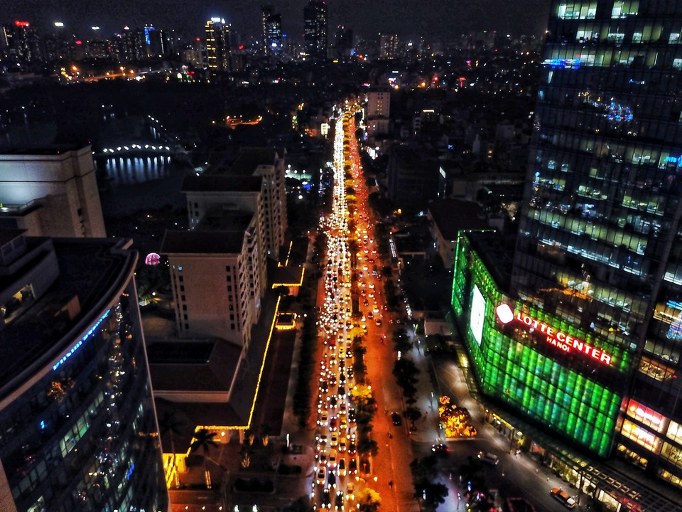 Hàng xe nối dài hàng km tại tuyến phố Đào Tấn giờ tan tầm (Ảnh chụp lúc 18h30). (Ảnh: Thành Đạt/TTXVN)