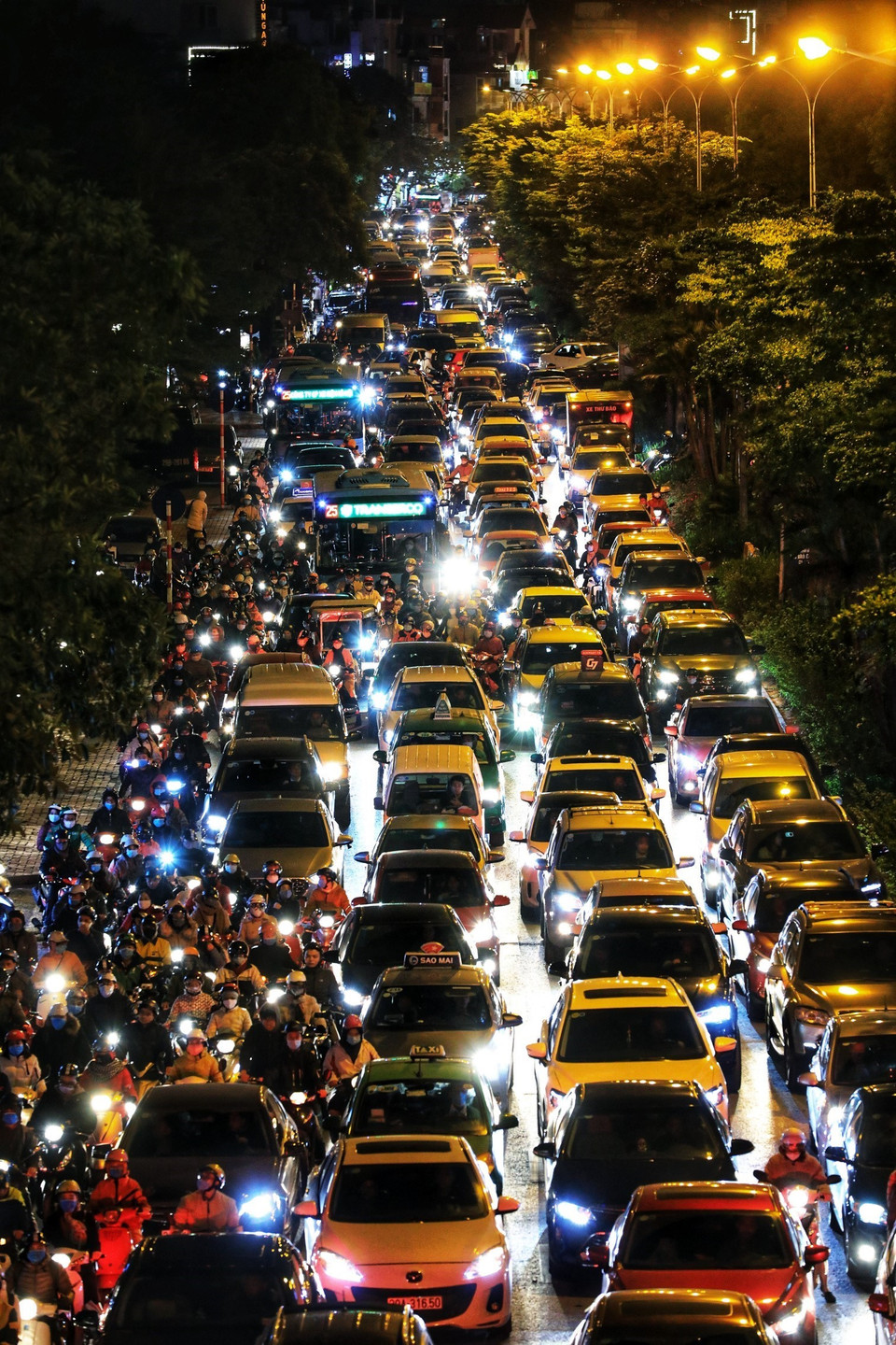  Chiều tối rét đậm, người dân lại phải chịu thêm cảnh tắc đường tại tuyến phố Đào Tấn (Ảnh chụp lúc 18h30). (Ảnh: Thành Đạt/TTXVN)