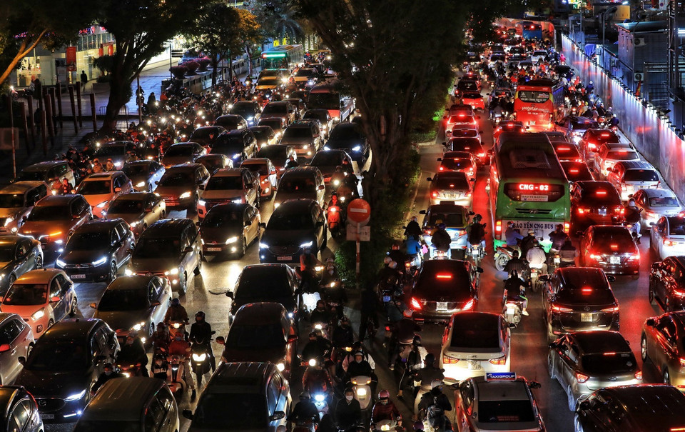 Cả 2 bên làn đường Kim Mã tắc cứng trong giờ tan tầm. (Ảnh chụp lúc 18h30). (Thành Đạt/TTXVN)