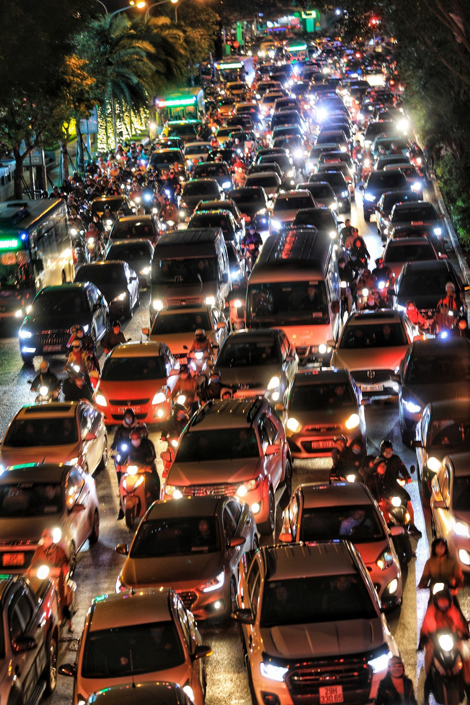 Chiều tối rét đậm, người dân lại phải chịu thêm cảnh tắc đường tại tuyến phố Đào Tấn (Ảnh chụp lúc 18h30). (Ảnh: Thành Đạt/TTXVN)