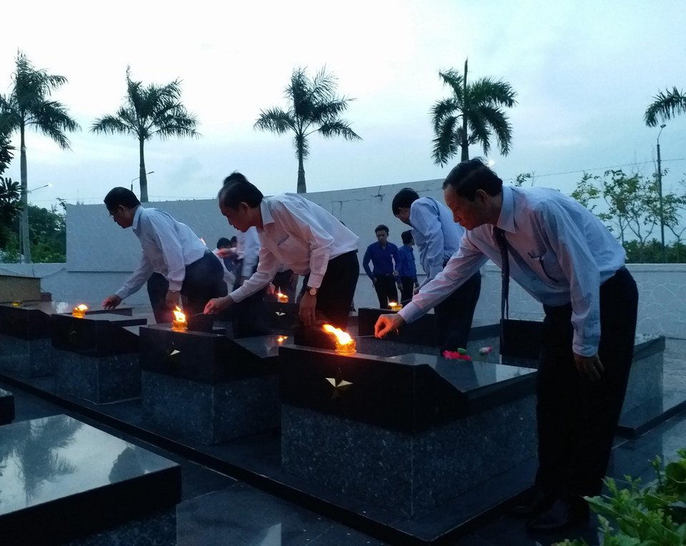 Dâng hương, thắp nến tri ân các Anh hùng liệt sỹ tại Bạc Liêu. (Ảnh: Nhật Bình/TTXVN)