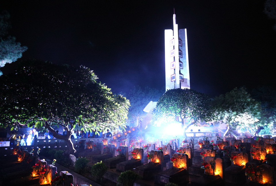 Đoàn viên thanh niên tỉnh Phú Thọ thắp nến, hương và dâng hoa tại các phần mộ liệt sỹ. (Ảnh: Trung Kiên/TTXVN)