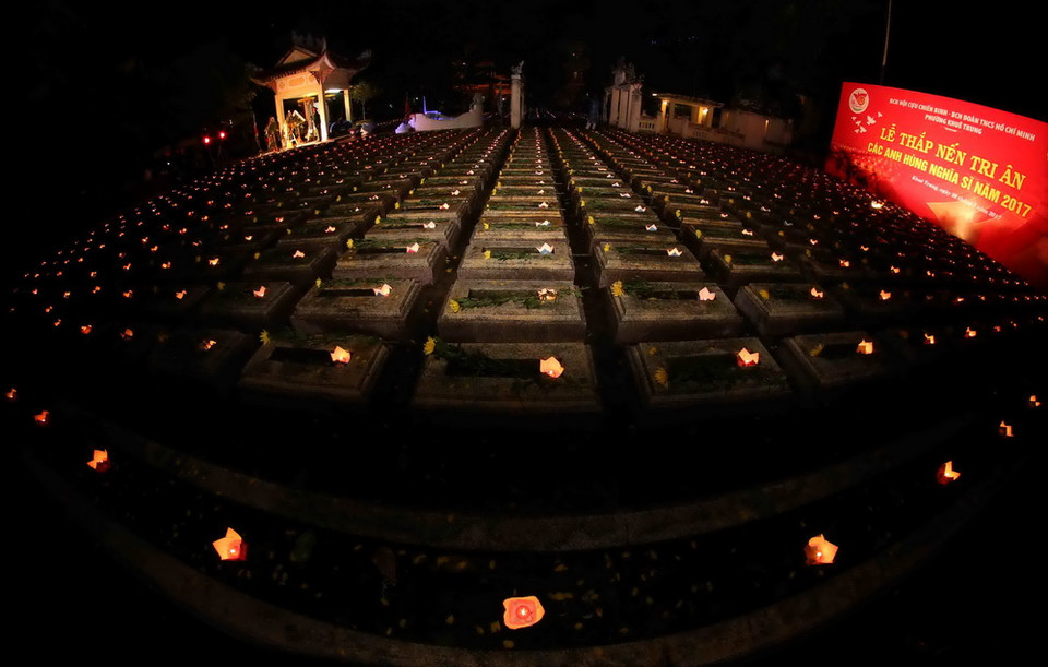 Hàng nghìn ngôi mộ tại Đà Nẵng được thắp nến tri ân. (Ảnh: Trần Lê Lâm/TTXVN)