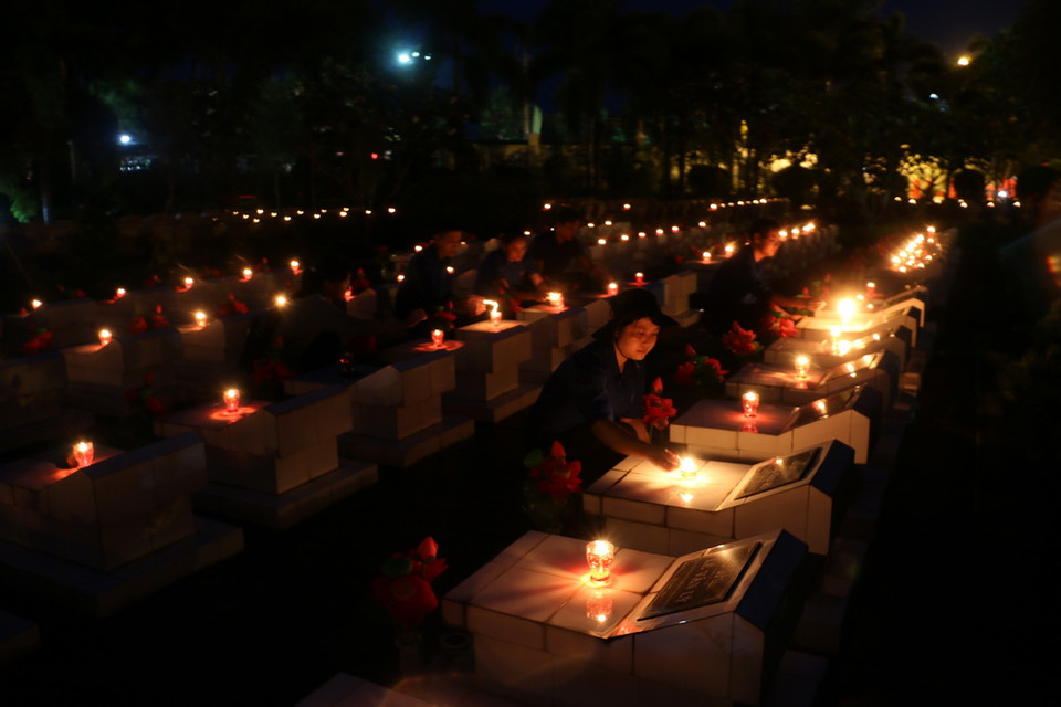 Thắp nến tri ân các anh hùng liệt sỹ tại Bến Tre. (Ảnh: Huỳnh Phúc Hậu/TTXVN)