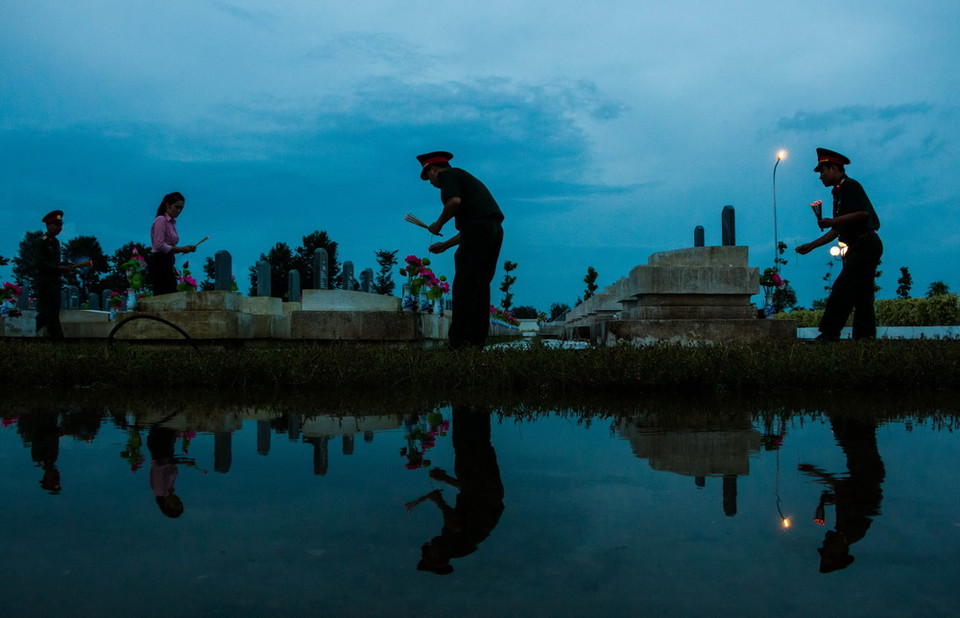 Lễ thắp nến tri ân các Anh hùng liệt sỹ tỉnh Hậu Giang. (Ảnh: Duy Khương/TTXVN)