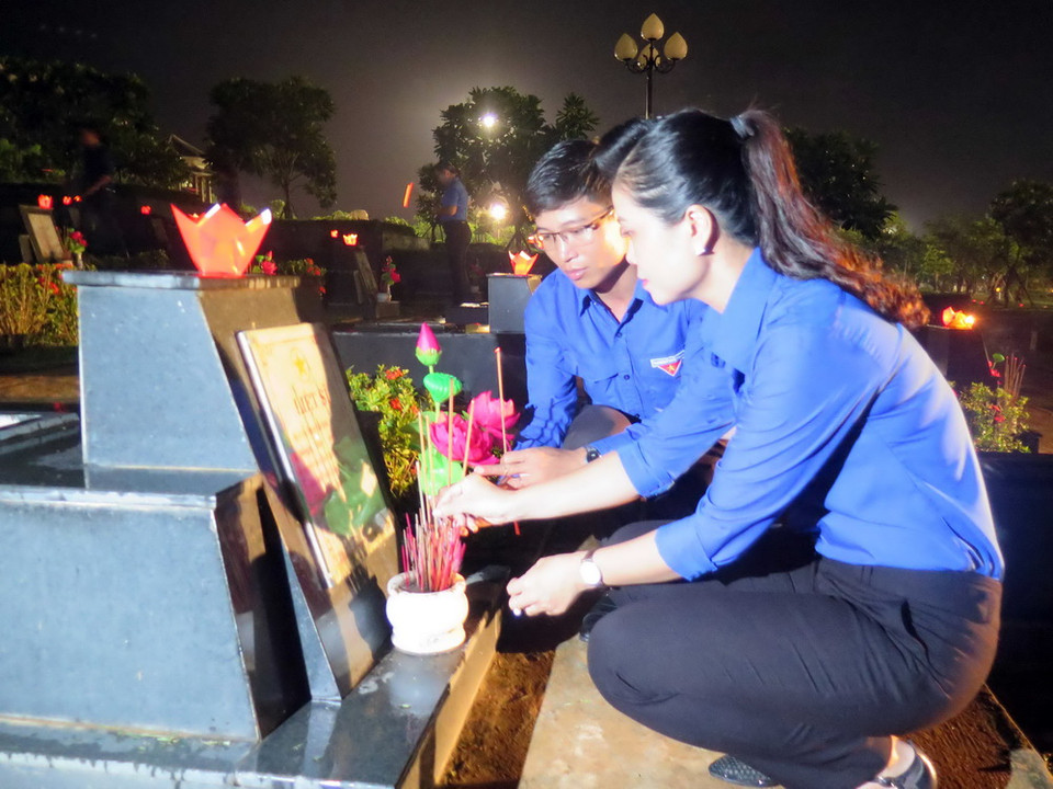 Tại Nghĩa trang liệt sỹ tỉnh Quảng Nam, Tỉnh Đoàn Quảng Nam tổ chức lễ thắp nến tri ân các anh hùng, liệt sỹ. (Ảnh: Đỗ Trưởng/ TTXVN)