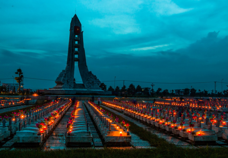 Lễ thắp nến tri ân các Anh hùng liệt sỹ tỉnh Hậu Giang. (Ảnh: Duy Khương/TTXVN)