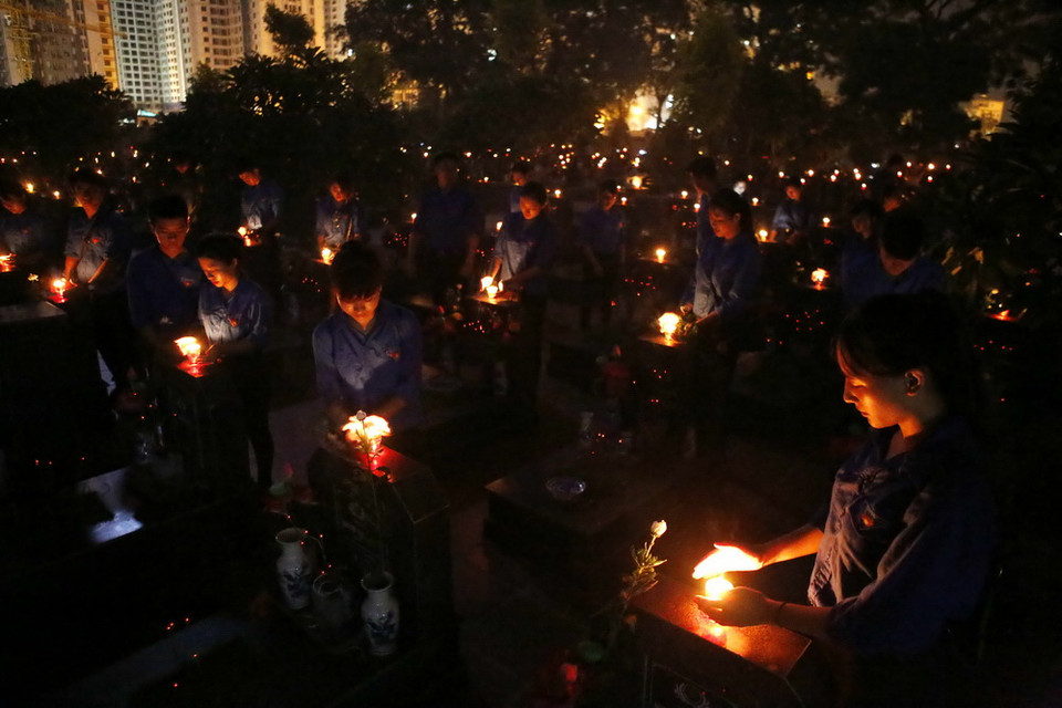 Lễ dâng hương, thắp nến tri ân các anh hùng liệt sỹ tại Nghĩa trang Mai Dịch (Hà Nội). (Ảnh: Văn Điệp/TTXVN)